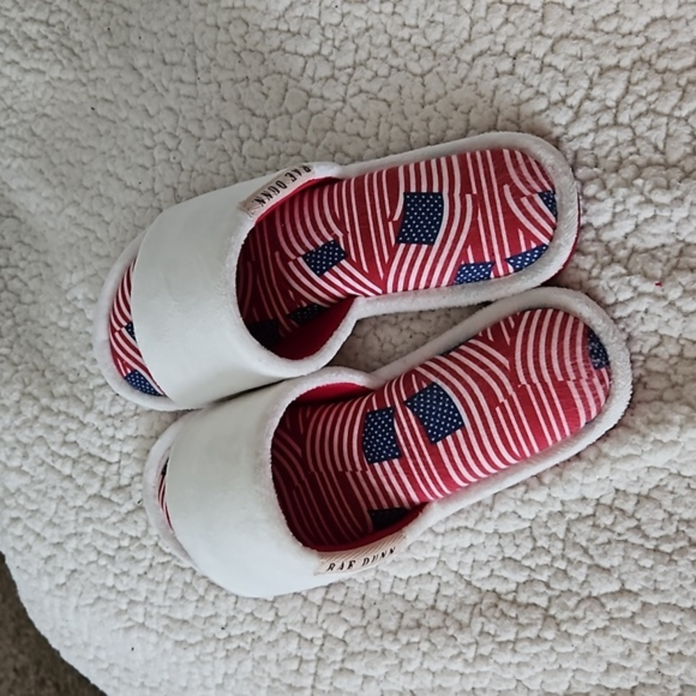 Size Medium (8) Rae Dunn Slippers
